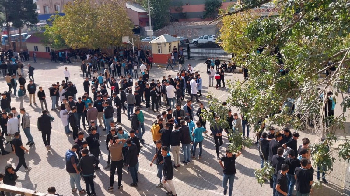 Muş Mesleki ve Teknik Anadolu Lisesinde Deprem Tatbikatı Yapıldı.