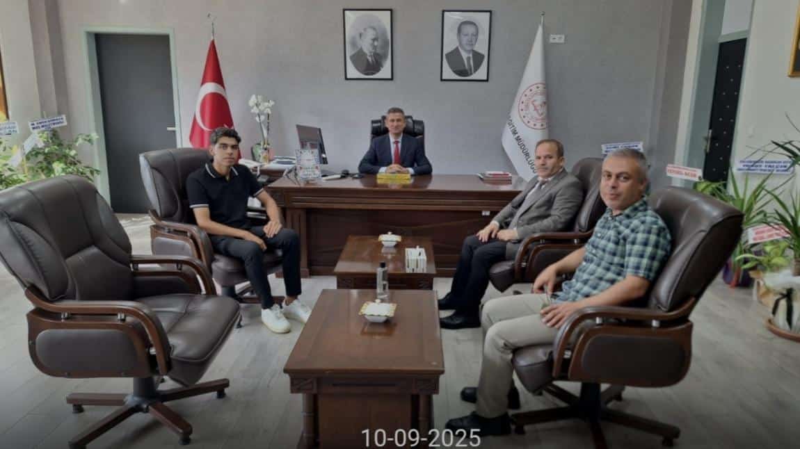 Muş İl Milli Eğitim Müdürümüz Sayın Abdulkadir Altay'dan Dereceye Giren Öğrencimize Tebrik ve Ödül